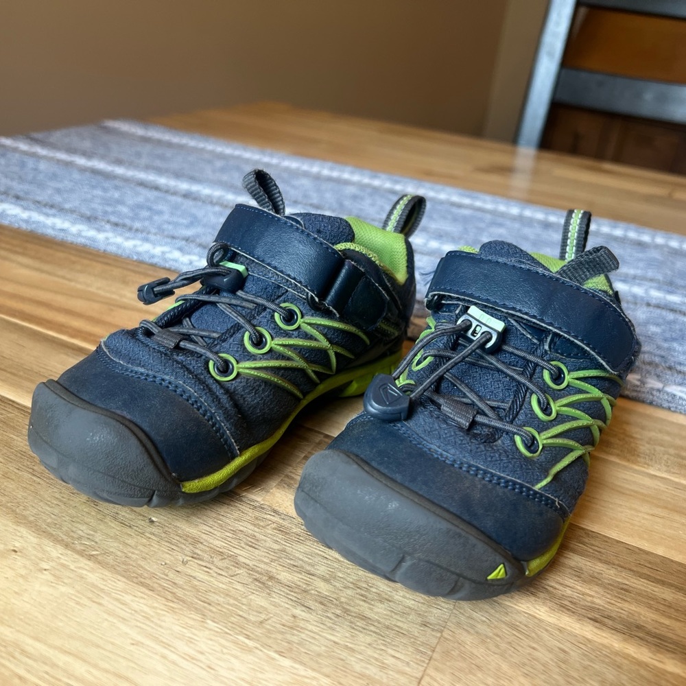 KEEN Boy’s Chandler Hiking Shoe size 11 Blue Green